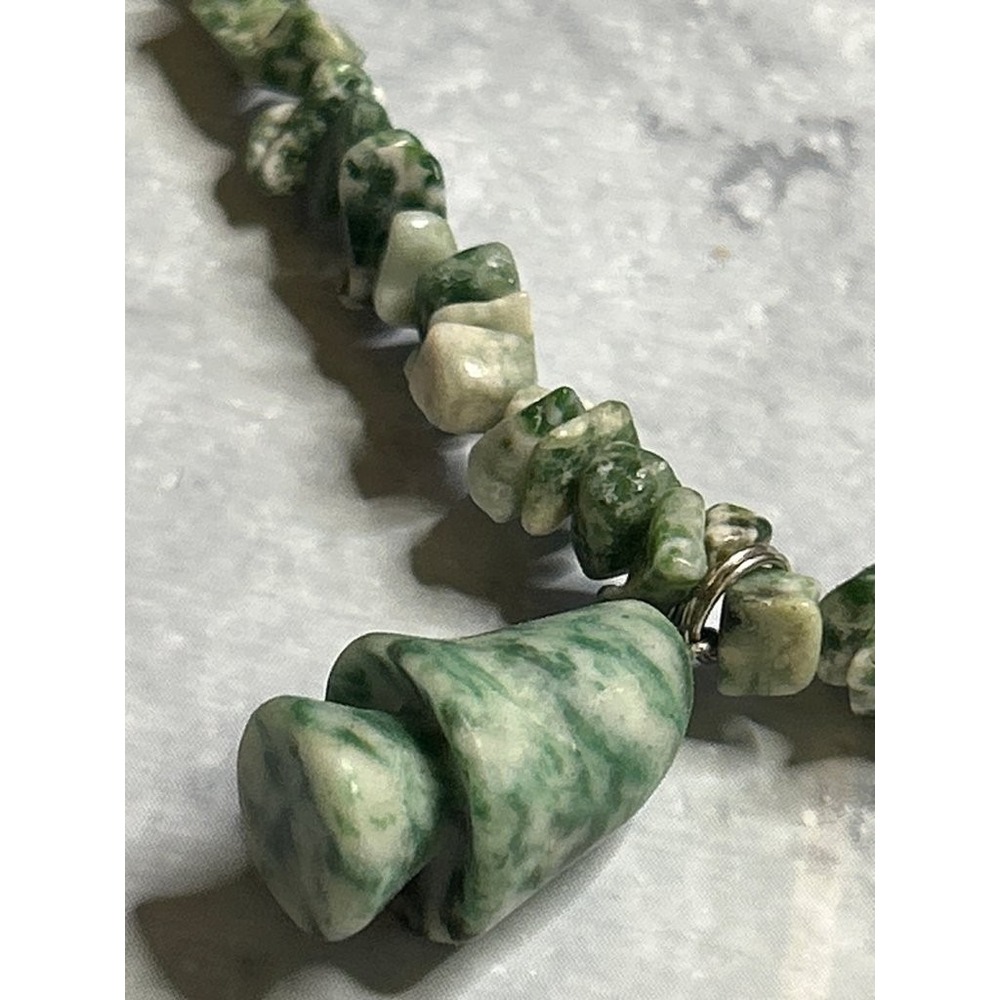 Vintage Green Stone Chip Necklace with Tree Pendant - Picture 5 of 7